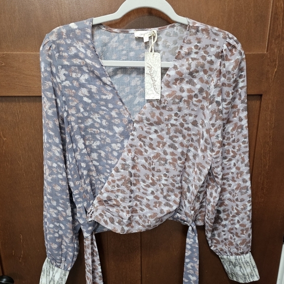NWT Mystery wrap blouse. Med - Picture 6 of 13